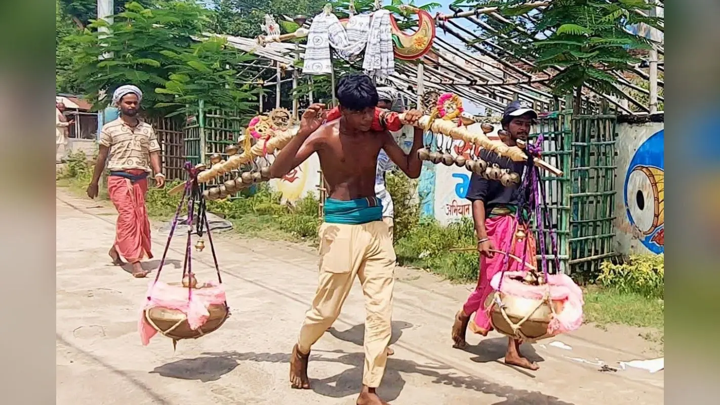 कोलकाता के शिवभक्तों की आकर्षक कांवर बनी चर्चा का विषय, कांवरिया पथ पर हर कोई निहार रहा नजारा